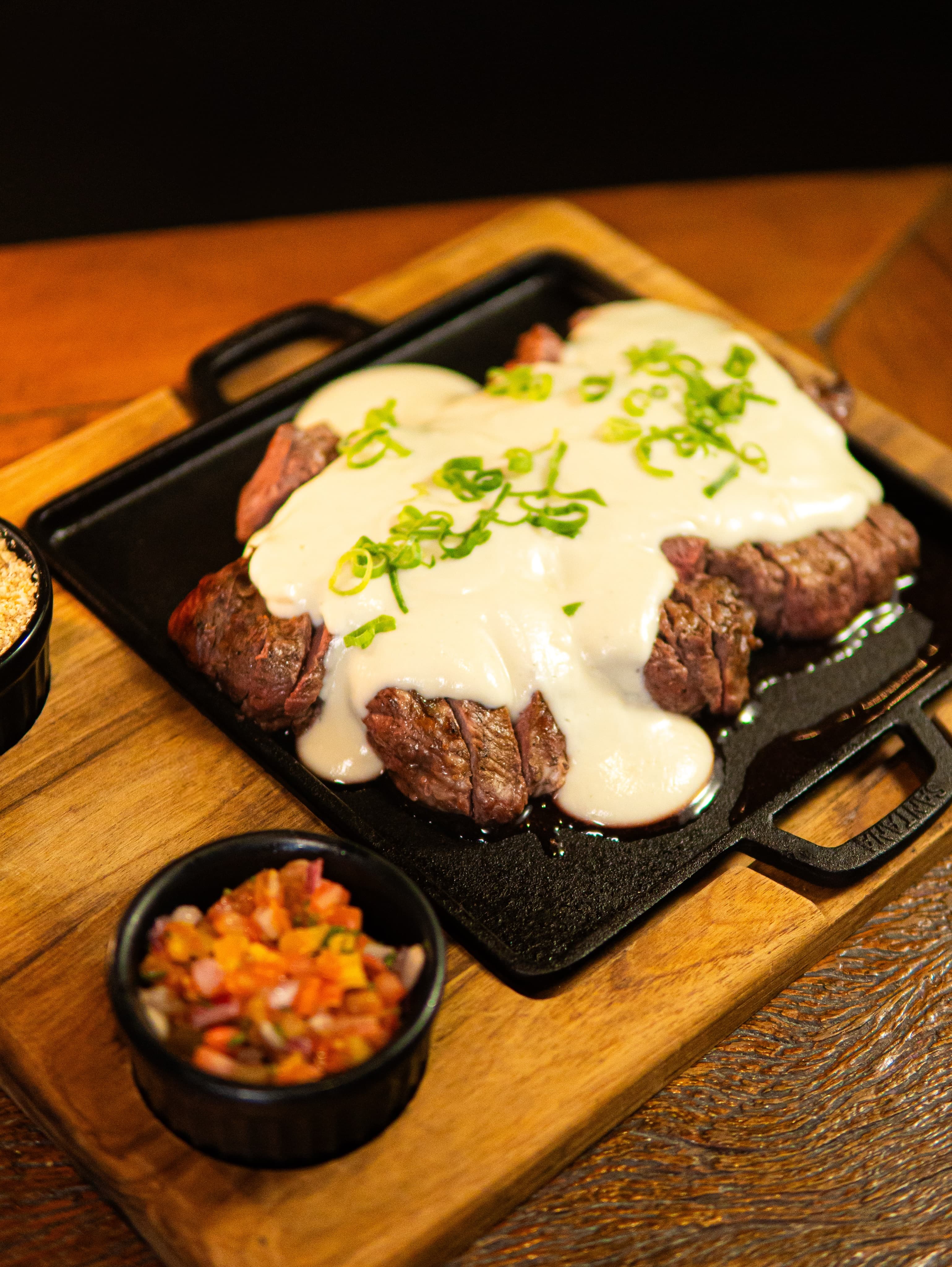 Filé mignon com creme de gorgonzola e cebolinha na chapa, com vinagrete ao lado
