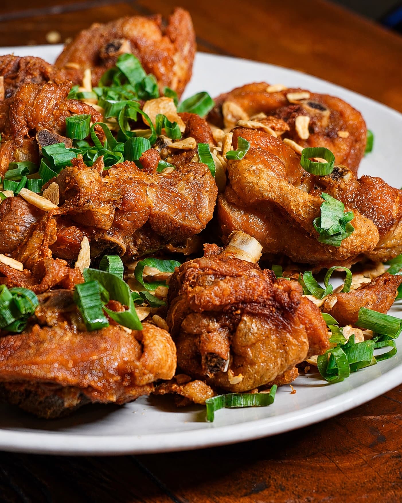 Porção de frango frito com cebolinha