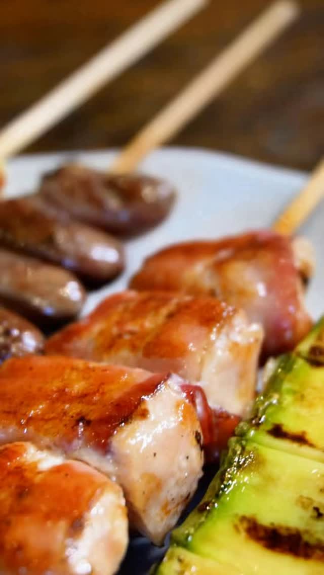 Espetinhos de frango com bacon e abobrinha grelhada