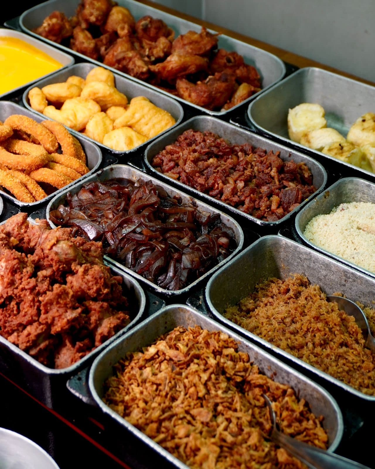 Cubas do rodízio com frango, anéis de cebola, carnes e acompanhamentos