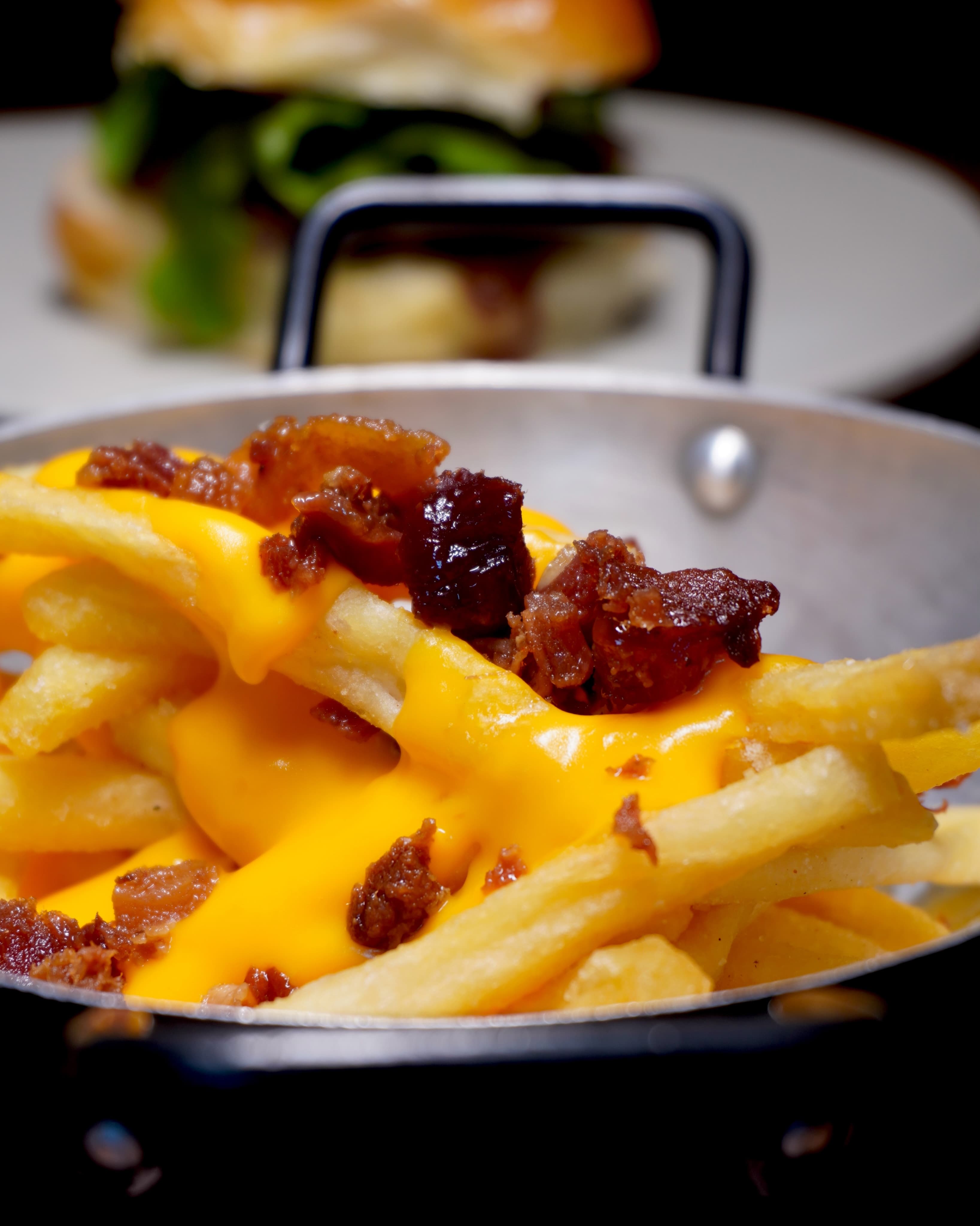 Batata frita com cheddar e bacon na panelinha