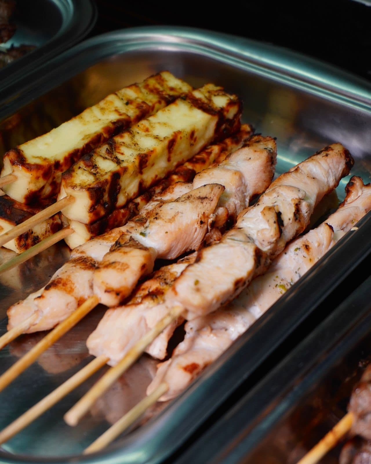 Espetinhos de frango e de queijo coalho na cuba do rodízio