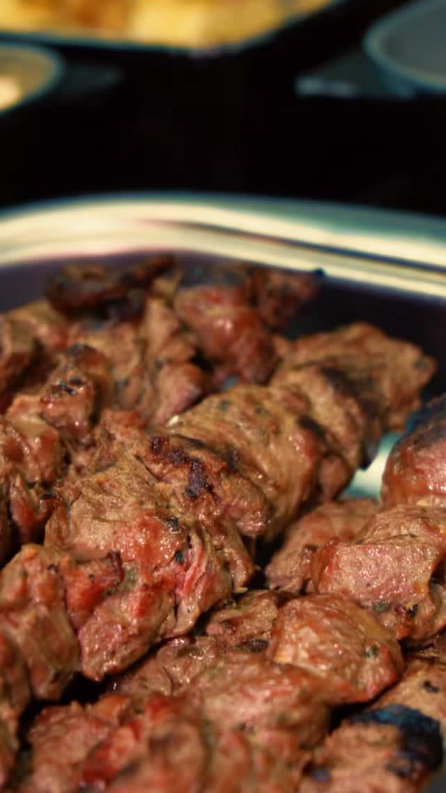 Espetinhos de carne na cuba de inox